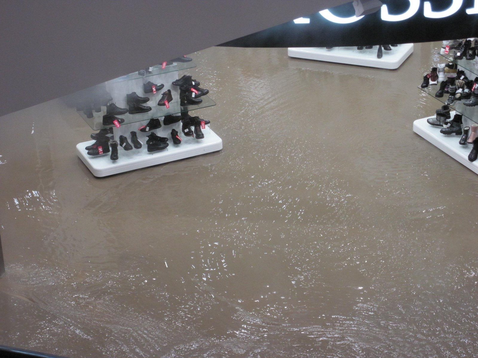 Все три этажа торгового центра окутал пар, а вода некоторое время продолжала заполнять нулевой этаж 