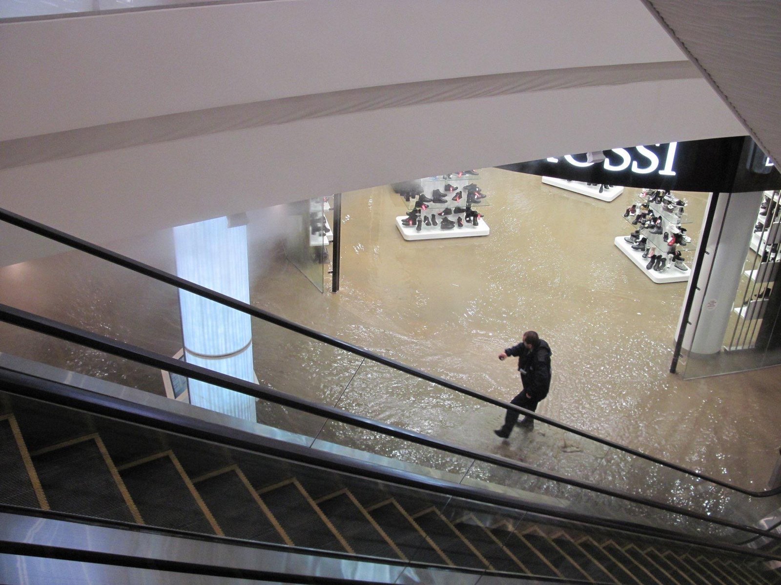 У посетителей, которые находились на первом этаже паники не было, они наоборот с интересом наблюдали за происходящим