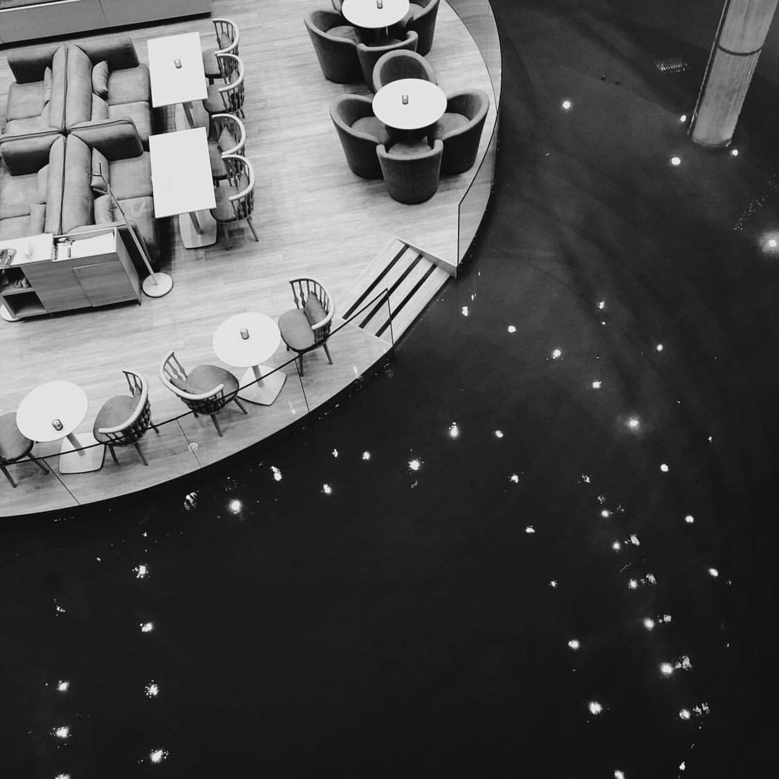 Очевидцы такого зрелища очень быстро распространили видео и фото из Ocean Plaza, который оказался "по уши" в воде. Фото: @ng_rowphoto