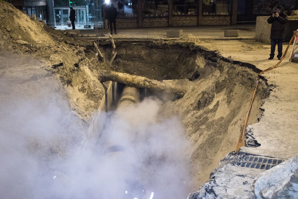 Ранним утром 14 января коммунальщики вскрыли тепломагистраль