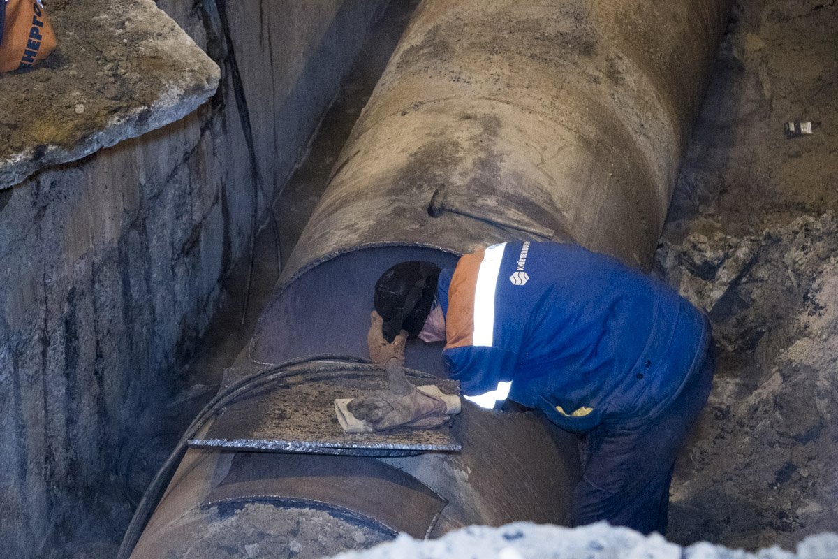 Они достали цементные блоки, которые ее закрывали и разрезали часть трубы