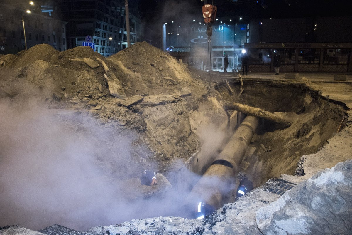 На месте находятся около 10 коммунальщиков, дежурят медики и патрульные полицейские