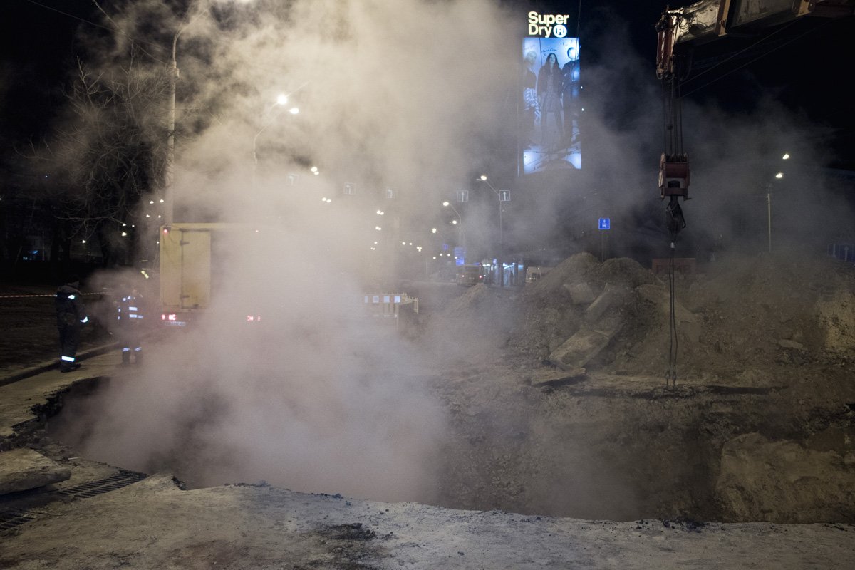 Прохожих просят обходить место аварии в целях безопасности