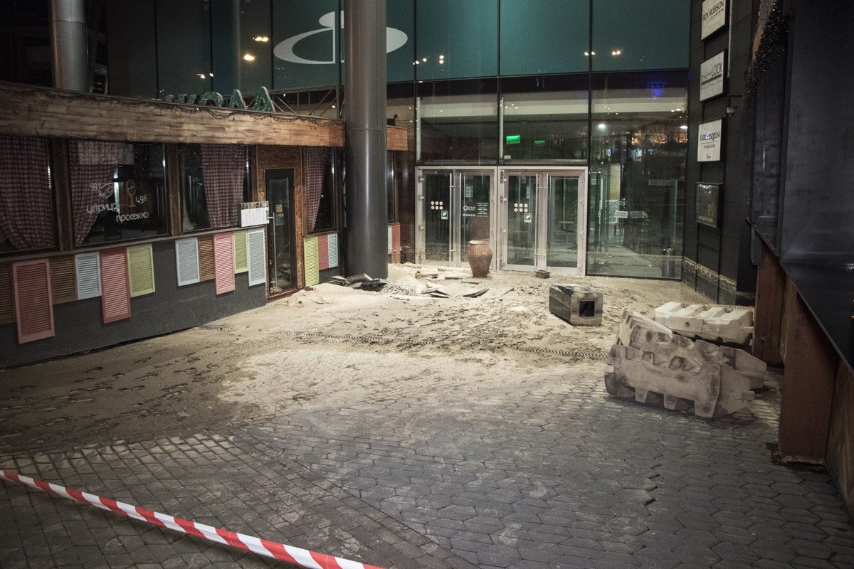 Ведь в результате инцидента на проезжей части провалился асфальт и по этой причине дорогу перекрыли