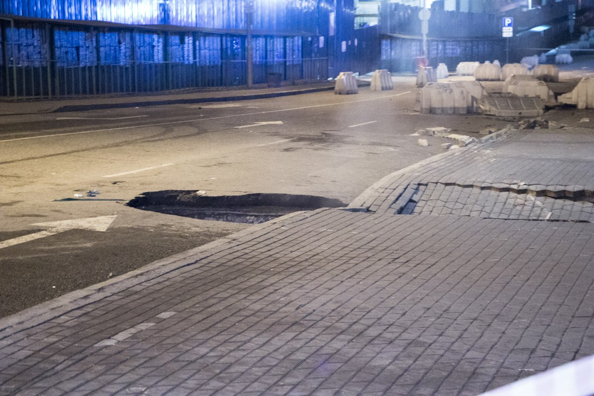 Около 23:00 13 января на этом месте еще не было никаких повреждений