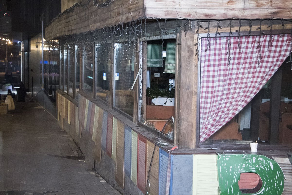 Кроме того, у кафе "Руккола", которое находится на территории ТРЦ Ocean Plaza при неизвестных обстоятельствах разбились стекла