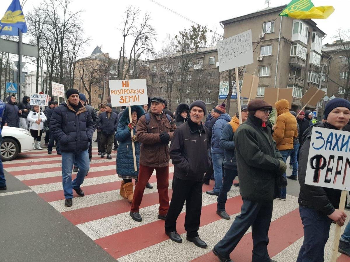 Митингующие начали перекрывать дороги в центре Киева