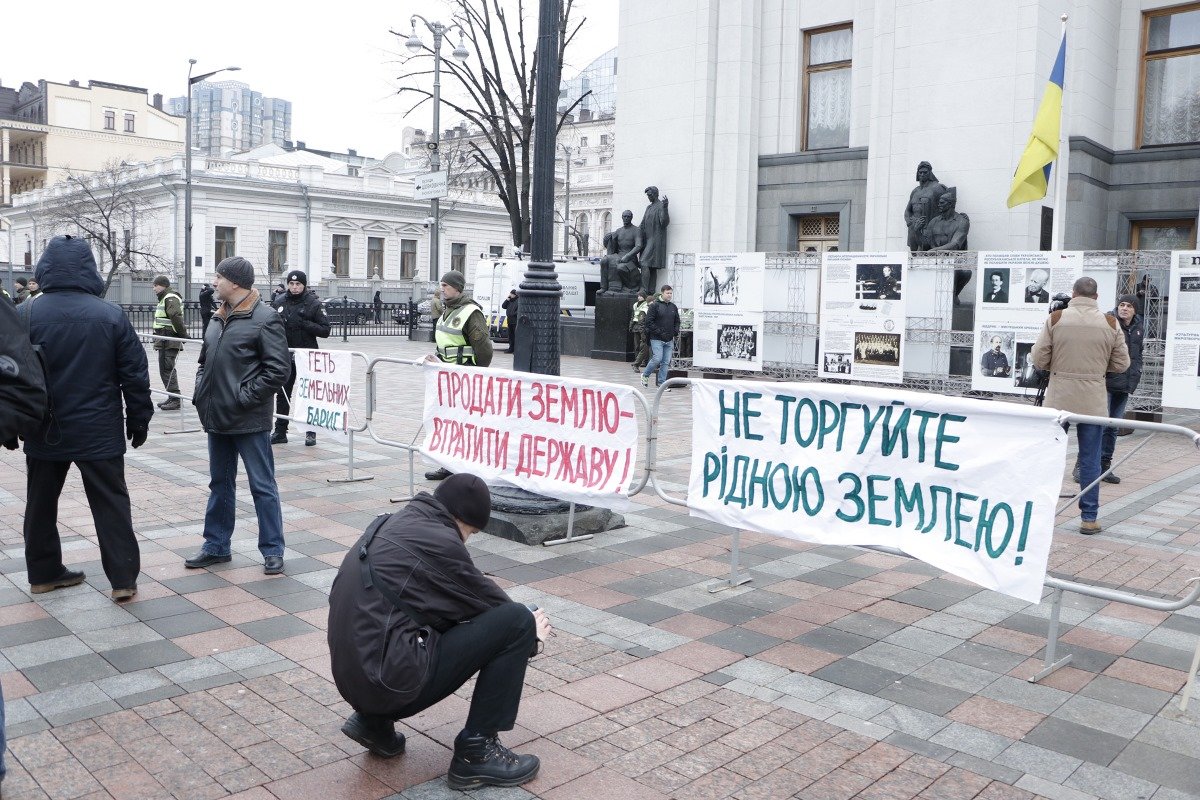 Акции протеста продлятся до 17 января