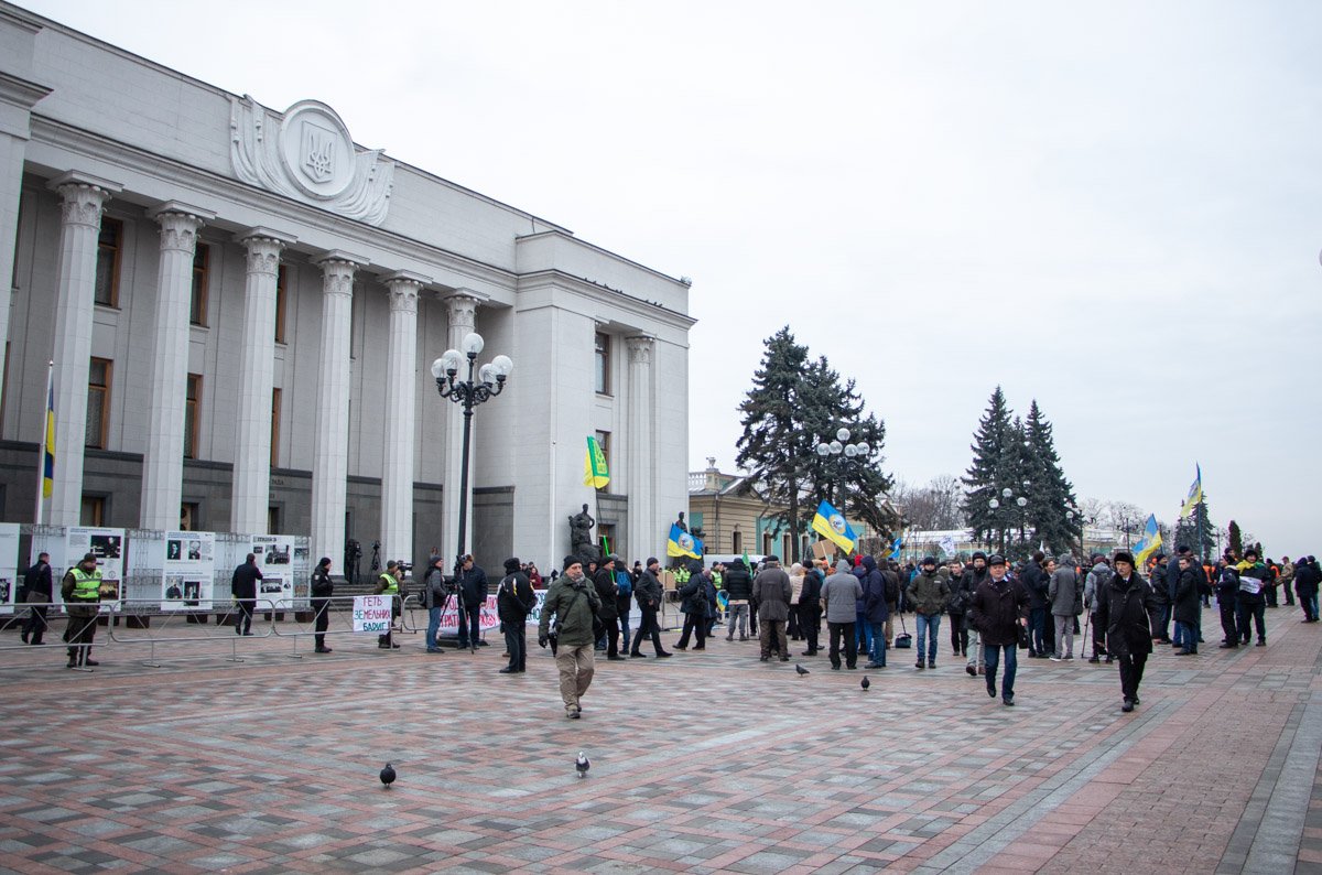 В Киеве возле здания Верховной Рады стартовала акция протеста против рынка земли