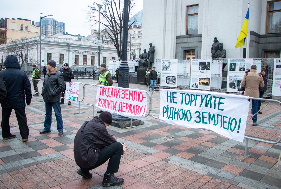Митингующие собрались возле ВР с разными лозунгами
