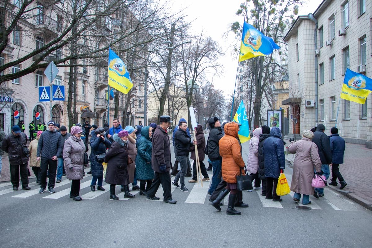 Также участники блокируют дороги в правительственный квартал