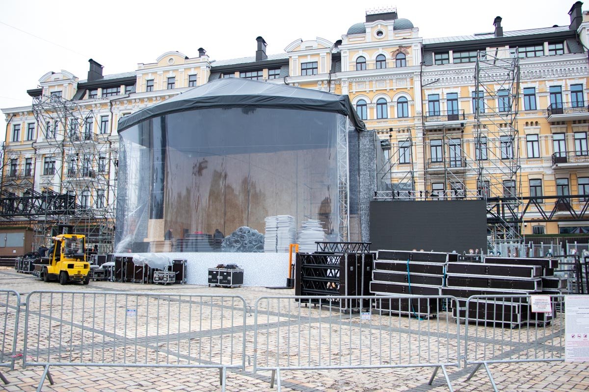 Новогодний городок на Софийской площади закрылся и его уже активно разбирают Новогодний городок на Софийской площади закрылся и его уже активно разбирают