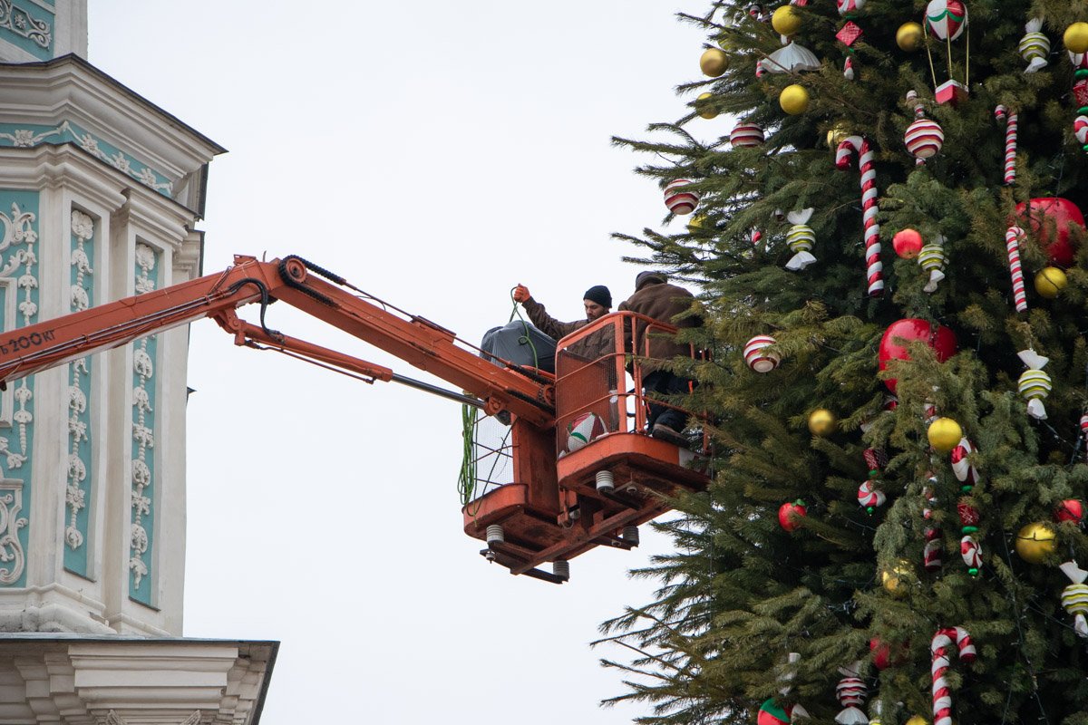 Главная елка страны все еще выглядит как и подобает новогодней красавице, но и с нее уже снимают игрушки Главная елка страны все еще выглядит как и подобает новогодней красавице, но и с нее уже снимают игрушки