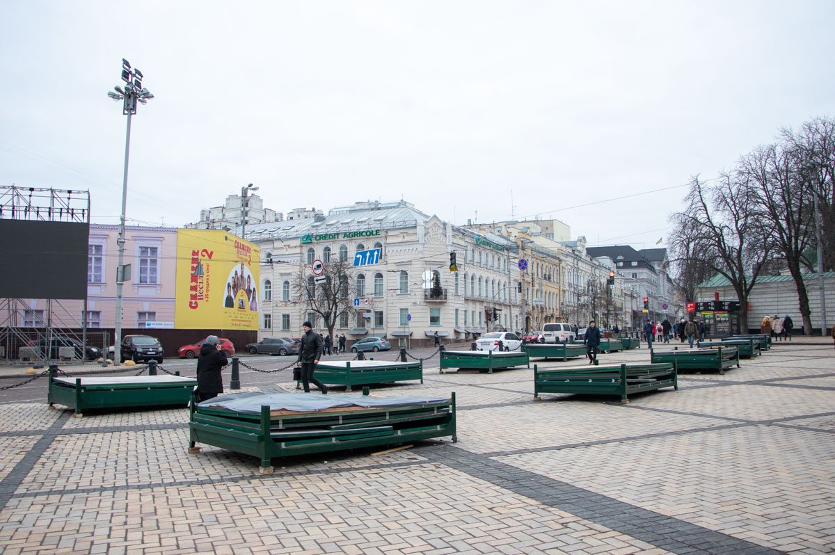 А так выглядит ярмарочная зона - павильоны уже собраны, и ждут когда их увезут А так выглядит ярмарочная зона - павильоны уже собраны, и ждут когда их увезут