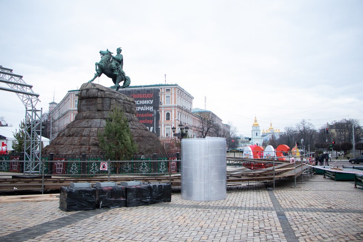 Еще пара дней - и Софийская площадь снова обретет свой привычный вид Еще пара дней - и Софийская площадь снова обретет свой привычный вид