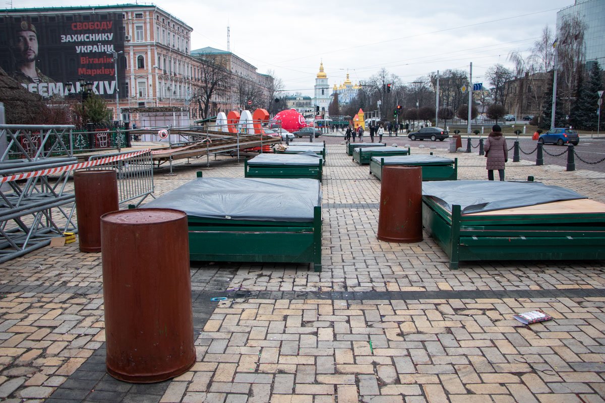 Среди собранных атрибутов новогоднего праздника по прежнему гуляют люди, стараясь ухватить еще немного праздничной атмосферы Среди собранных атрибутов новогоднего праздника по прежнему гуляют люди, стараясь ухватить еще немного праздничной атмосферы