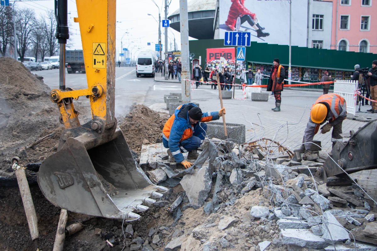 Также из-за прорыва вода вымыла грунт чуть ниже, из-за чего образовалось еще несколько провалов поменьше Также из-за прорыва вода вымыла грунт чуть ниже, из-за чего образовалось еще несколько провалов поменьше