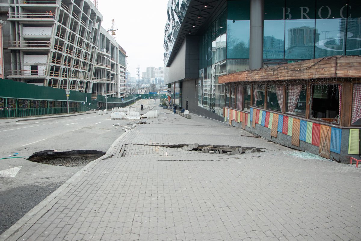 По словам сотрудников "Киевтеплоэнерго", под новыми провалами нет теплосетей По словам сотрудников "Киевтеплоэнерго", под новыми провалами нет теплосетей