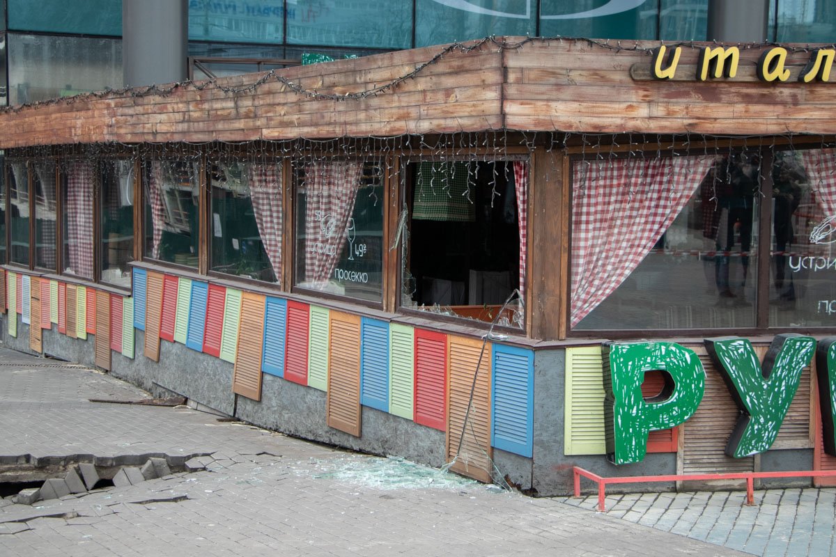 Отдельно отметим выбитые стекла в некоторых заведениях ТРЦ Отдельно отметим выбитые стекла в некоторых заведениях ТРЦ