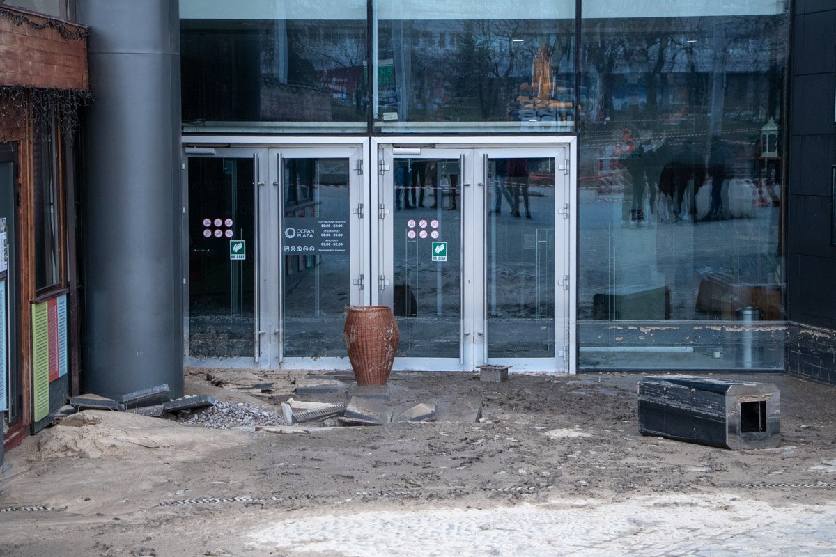 Сейчас все входы в Ocean Plaza закрыты. Возле входа дежурят охранники Сейчас все входы в Ocean Plaza закрыты. Возле входа дежурят охранники