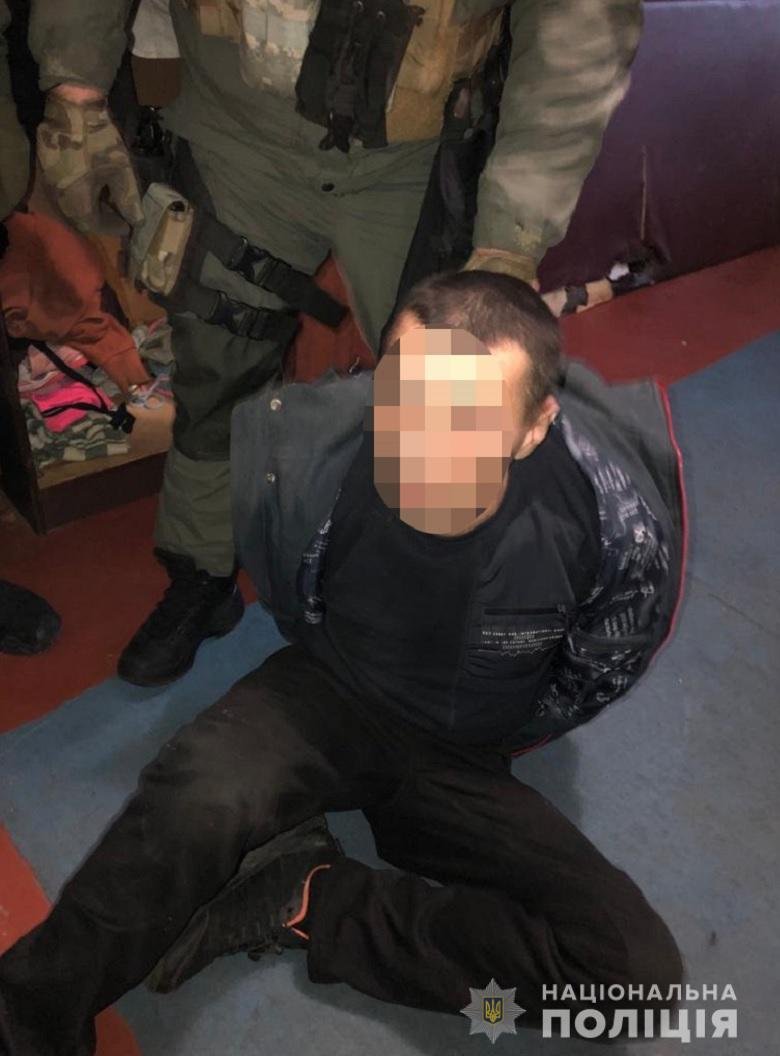 В Киеве в кафе мужчина ранил посетителя ножом в грудь и сбежал В Киеве в кафе мужчина ранил посетителя ножом в грудь и сбежал