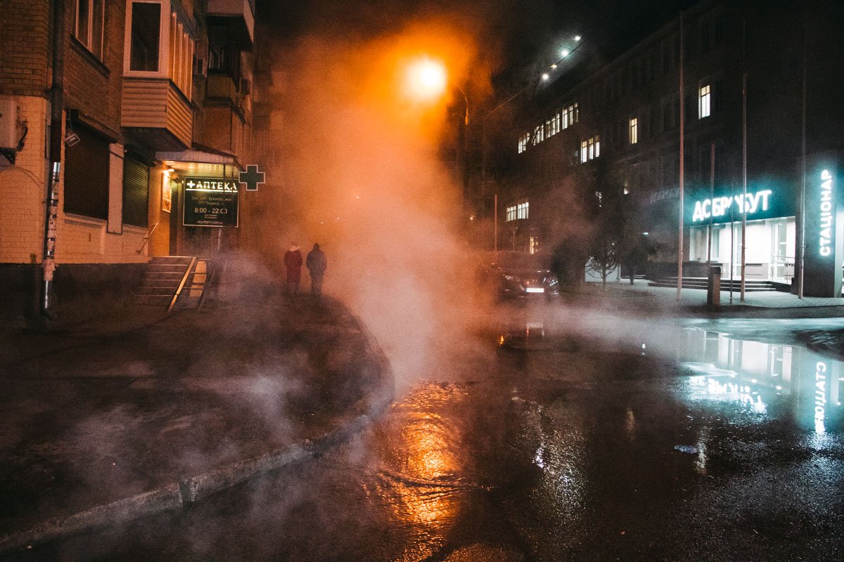 Так, в Киеве на улице Семьи Издыковских, которая находится неподалеку от Воздухофлотского проспекта, прорвало трубу