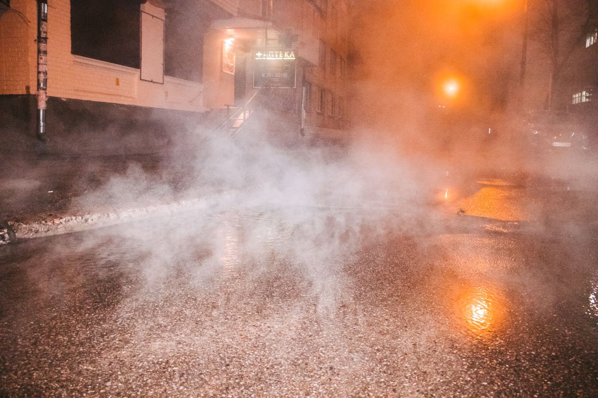 Густой пар заполнил дворы