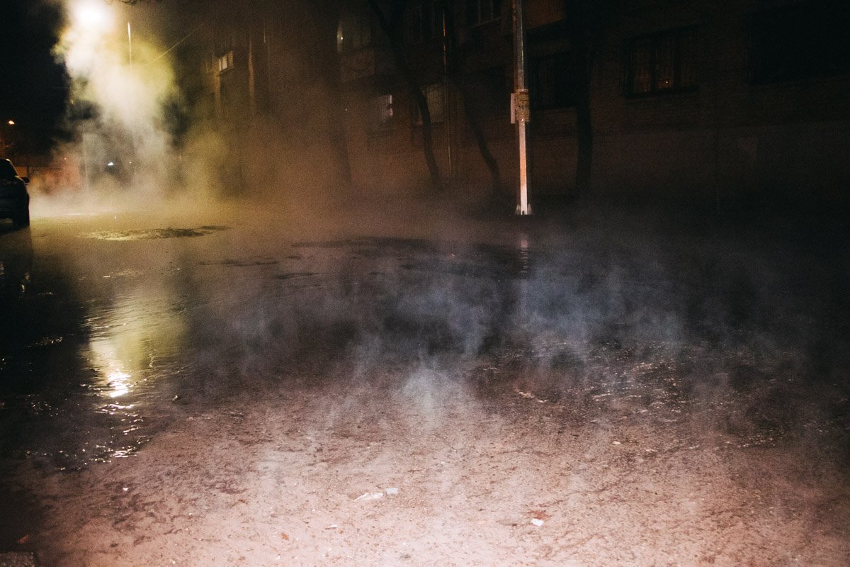 Через люк коммунальщики подключили к канализации трубу, через которую кипяток мощным напором выливался на проезжую часть