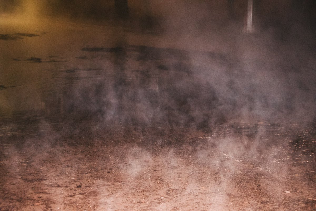 Так, вода распространялась по основной дороге и во дворы, в одном из которых был еще один очаг потопа