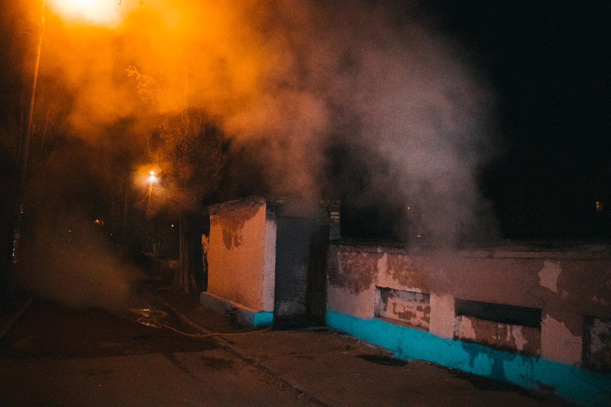 Там работники "Киевтеплоэнерго" из подъезда подключили какой-то насос, который стоял в отдельном здании (что-то вроде котельной)