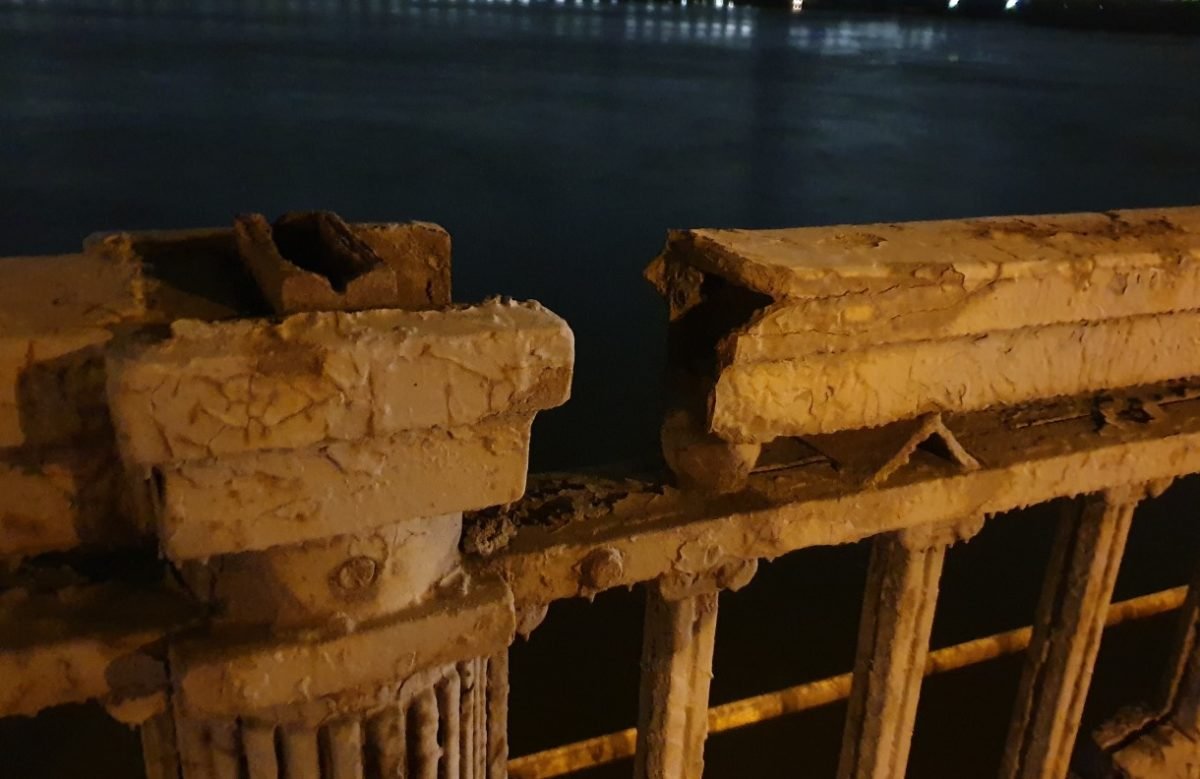 В мэрии говорят, что реконструкция не может начаться как раз из-за статуса архитектурного памятника моста