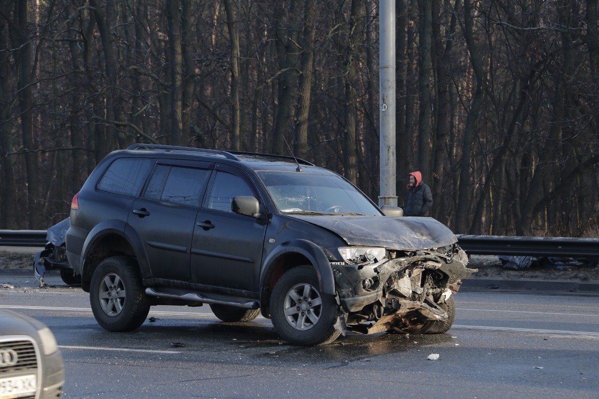 Предварительно, водитель Mitsubishi потерял управление, его начало носить по дороге и он вылетел на встречную полосу Предварительно, водитель Mitsubishi потерял управление, его начало носить по дороге и он вылетел на встречную полосу