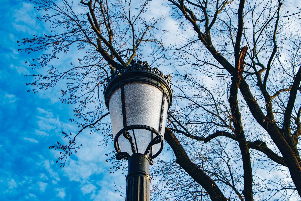 До этого в парке были литые фонарные столбы, установленные в столичном парке в 1950-х годах До этого в парке были литые фонарные столбы, установленные в столичном парке в 1950-х годах