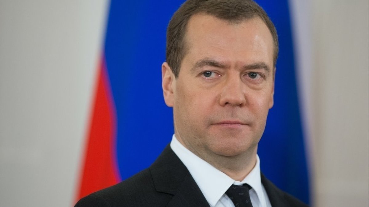 В США покончил с собой звезда "Горца", в России правительство ушло в отставку, а в Иране попрощались с погибшими в крушении Boeing: ТОП новостей дня 1