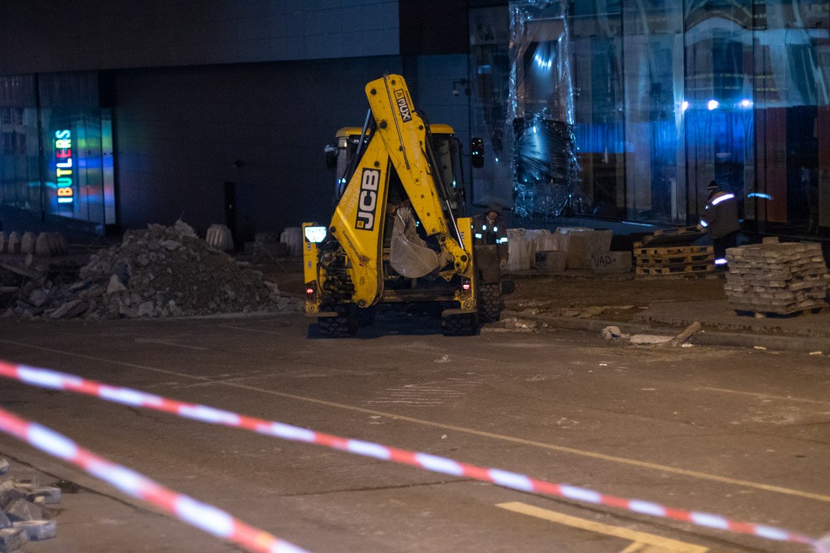 На подъездах к парковке ТРЦ продолжаются работы На подъездах к парковке ТРЦ продолжаются работы