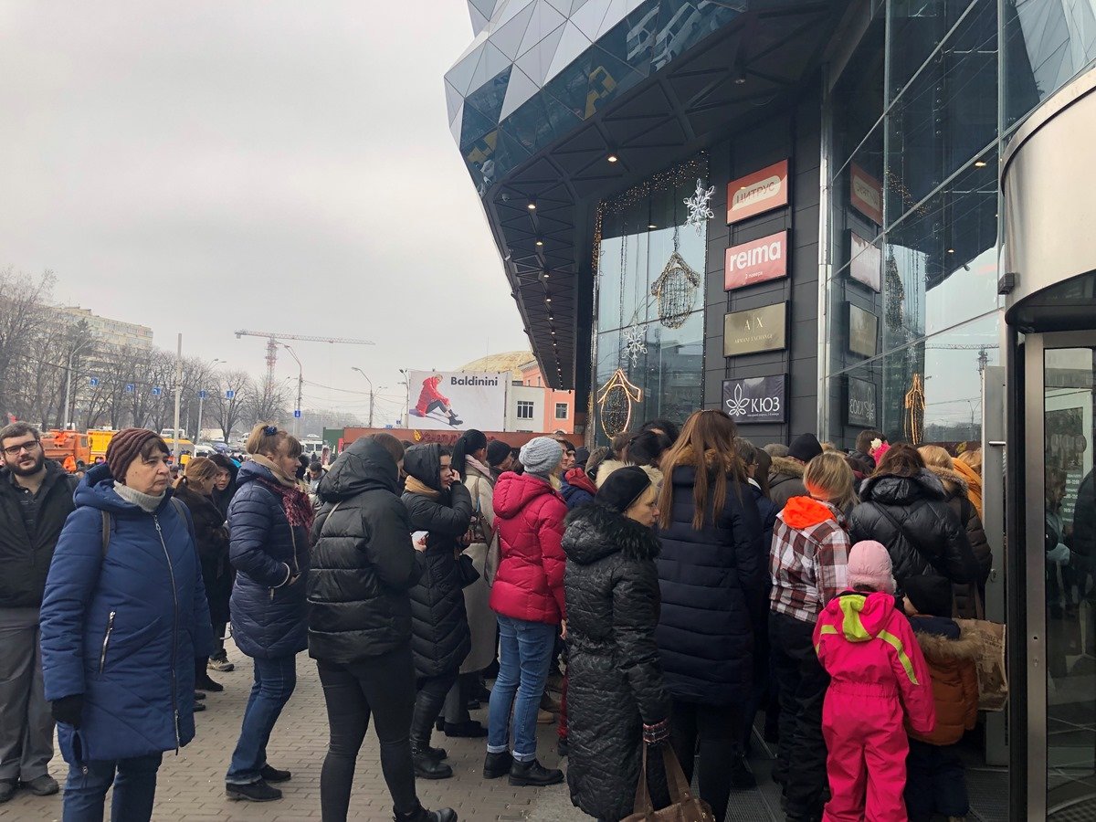 Очередь у входа 