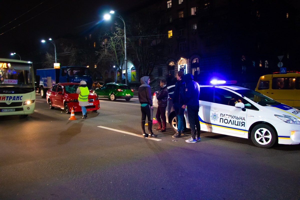 Пешеход выбежал на пешеходный переход перед троллейбусом Пешеход выбежал на пешеходный переход перед троллейбусом