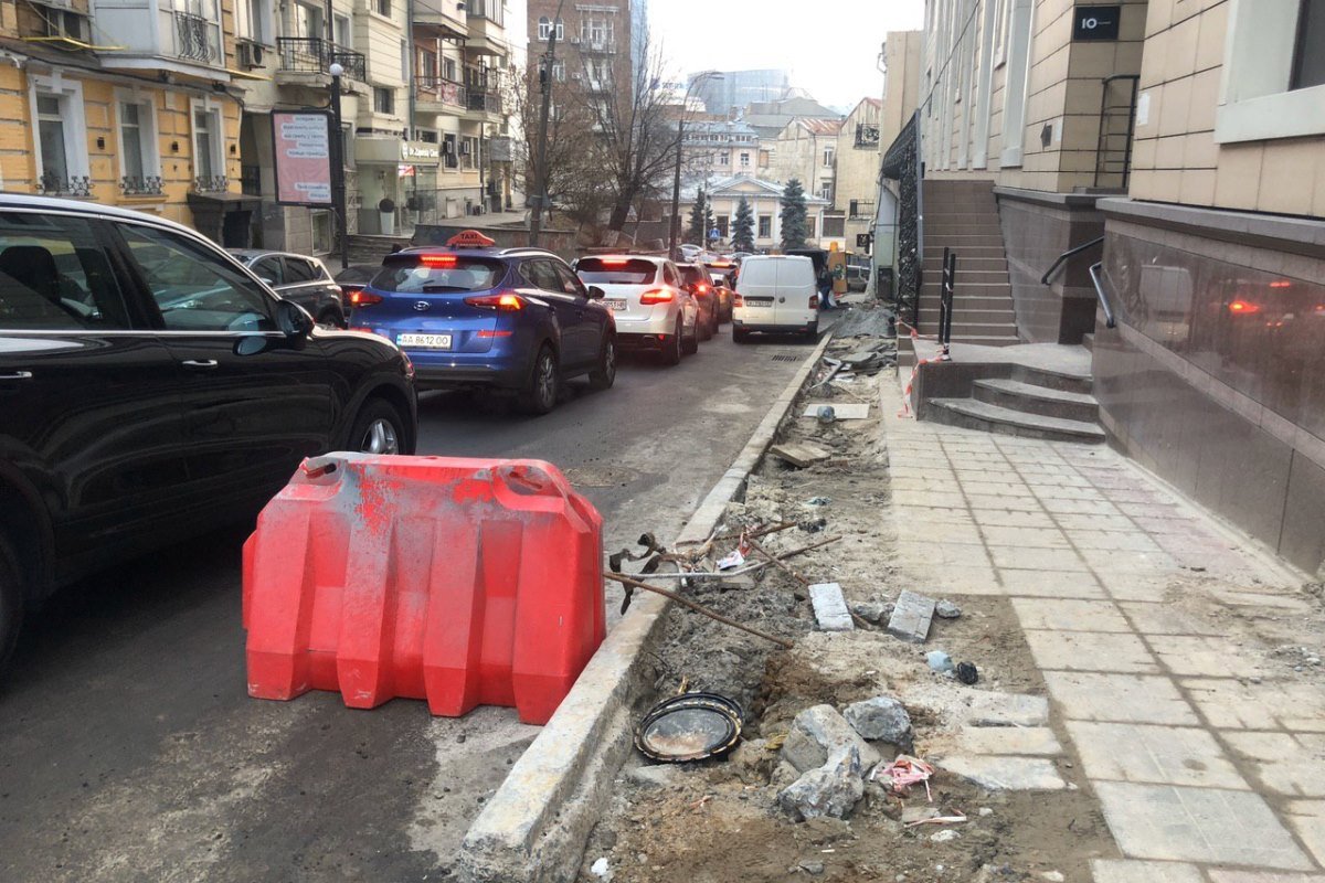 По некоторым участкам тротуара ходить можно, но осторожно По некоторым участкам тротуара ходить можно, но осторожно