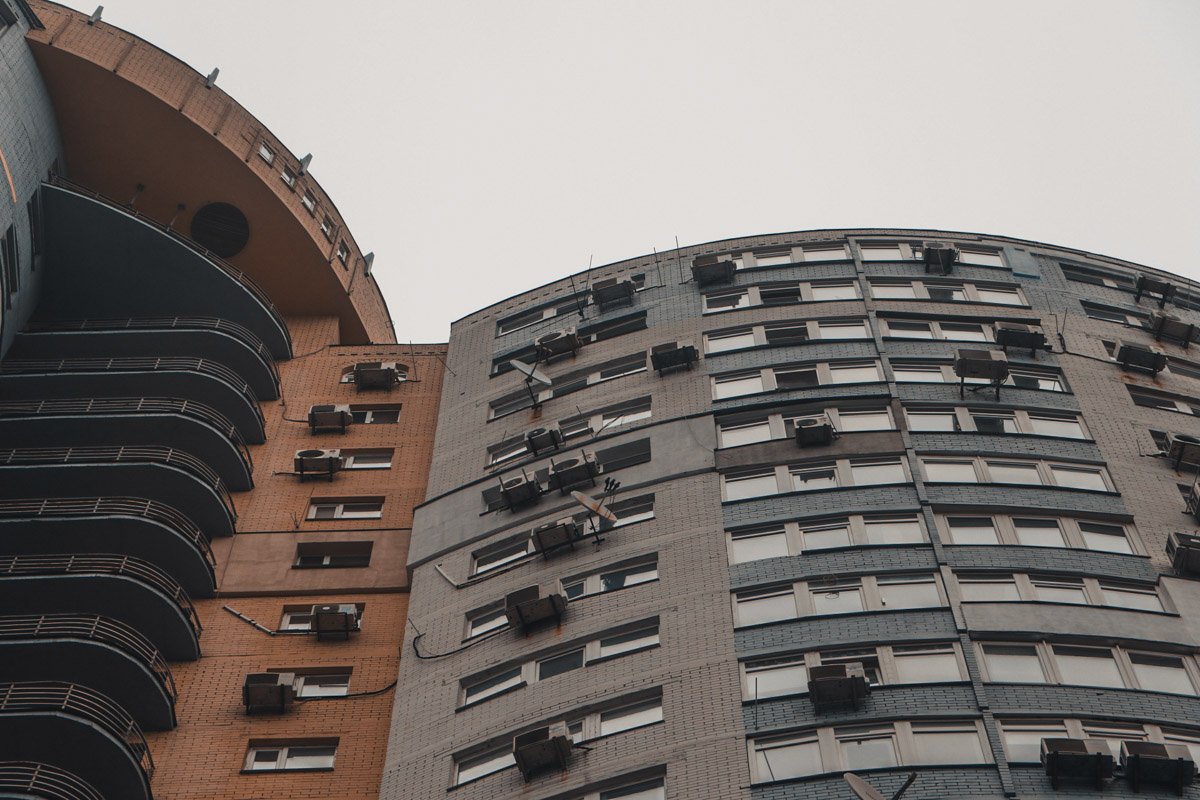 Тело лежало под балконами 25-этажного дома