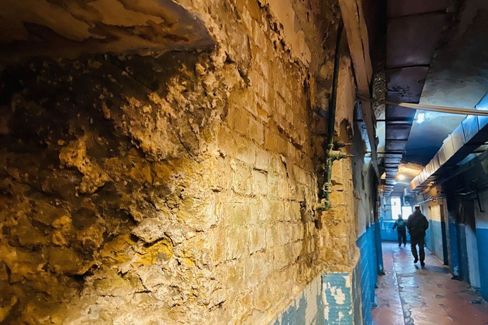 В отдельных камерах нет стекол и не работает система отопления В отдельных камерах нет стекол и не работает система отопления