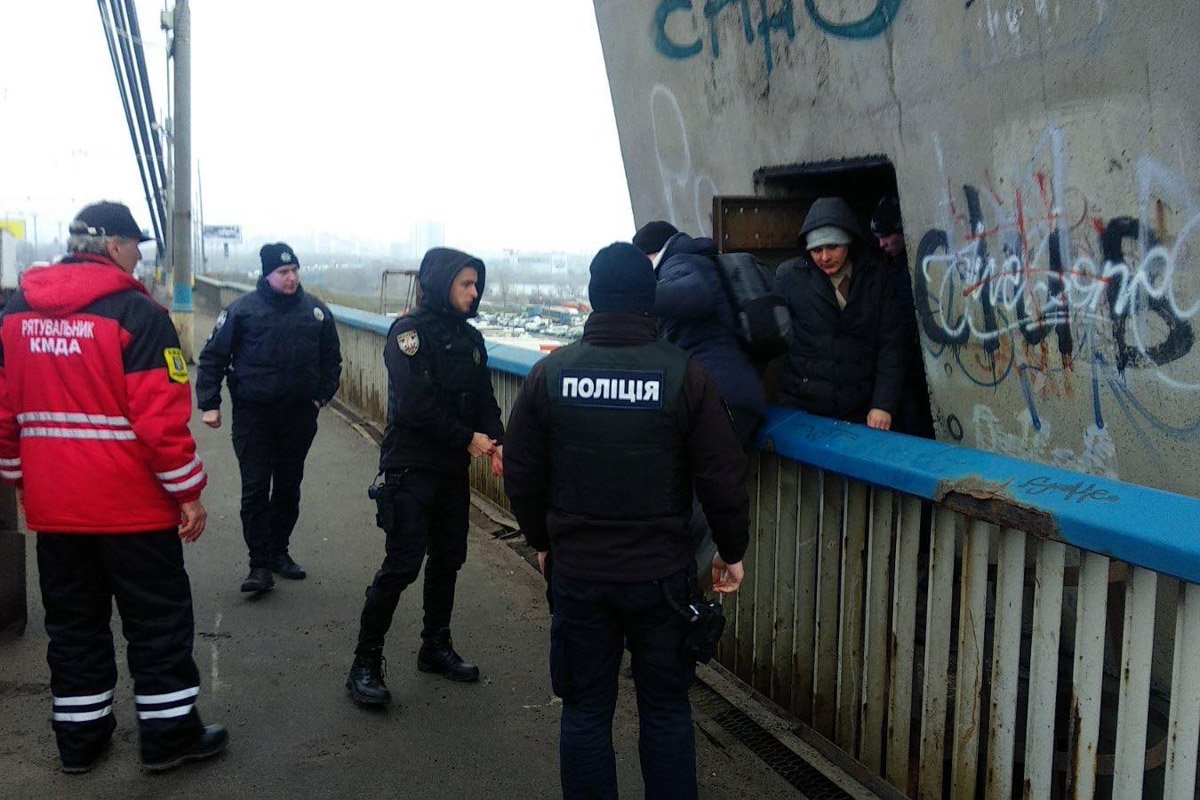 Восемь человек спустились вниз только после приезда полицейских и спасателей