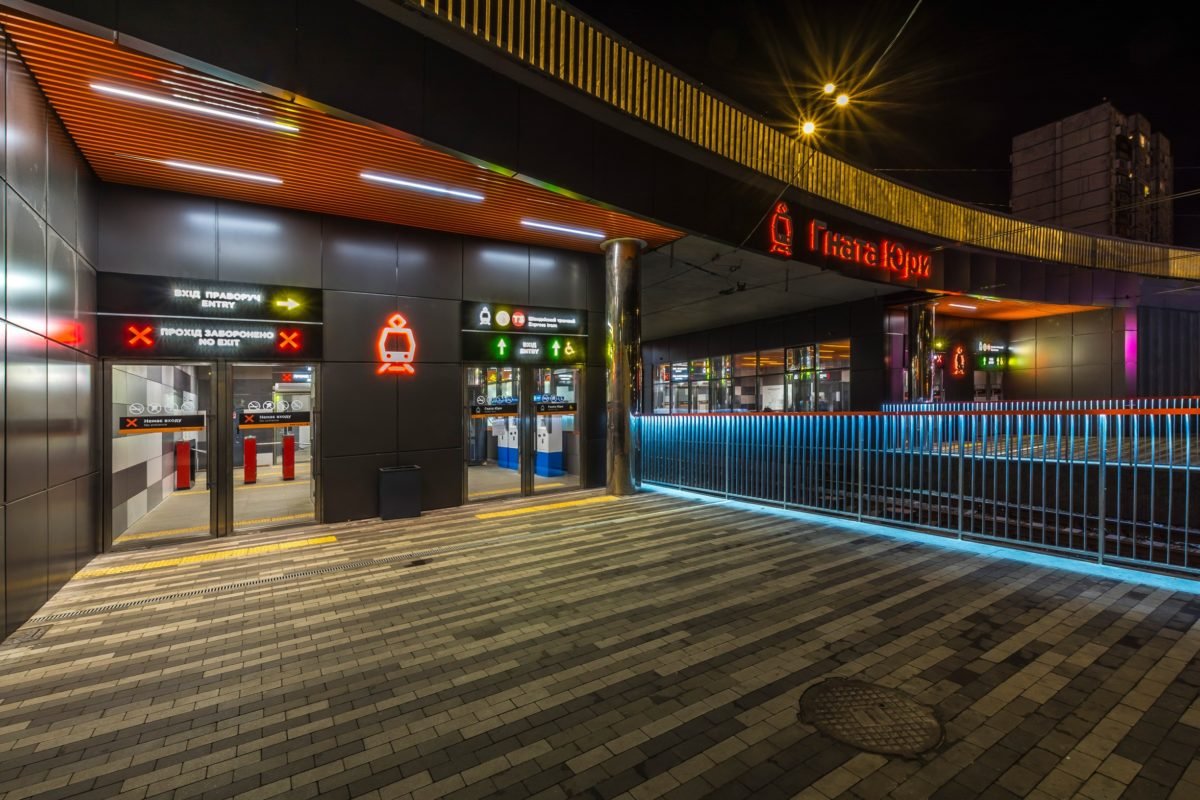 Спустя почти полгода ремонта станция "Гната Юры" наконец открылась полноценно