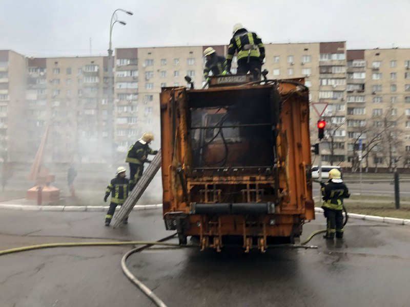 Водитель увидел, что из контейнера для мусора идет дым, и решил, не теряя времени, самому ехать к спасателям