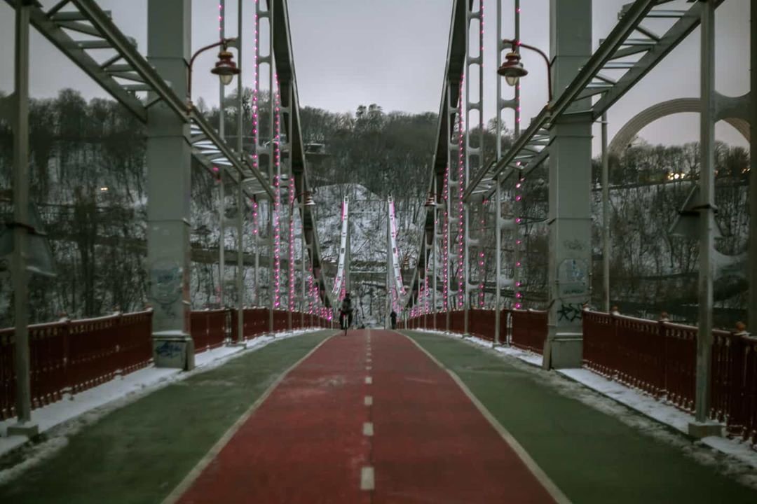 Парковый мост украшенный новогодней иллюминацией. И почти без снега. Фото - @priadka.ph