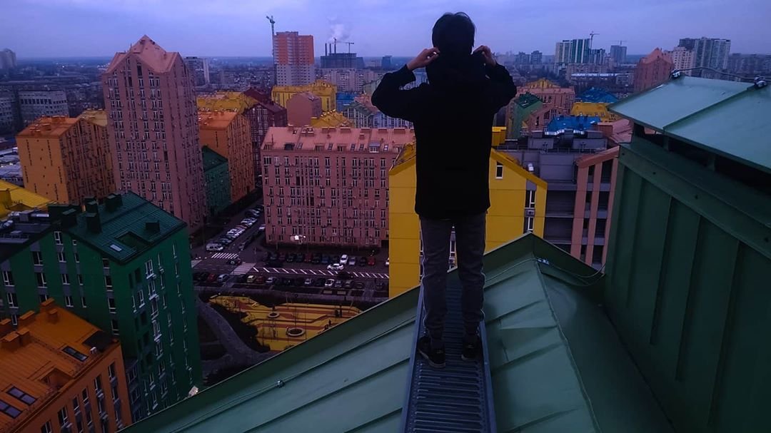 При этом Киев остается очень ярким местом. Это доказывает @hhttpp.rr, поднявшись на одну из крыш этого города