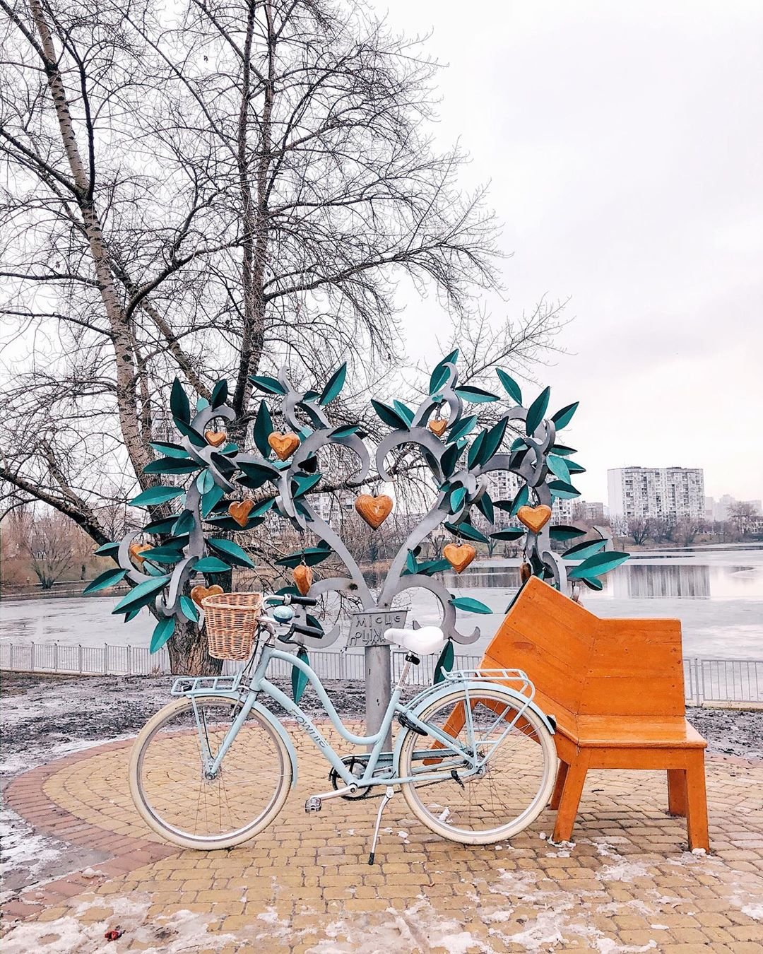 К тому же, нынешняя зима - отличный повод для вот таких снимков с велосипедом. Фото - @nastia_koriak