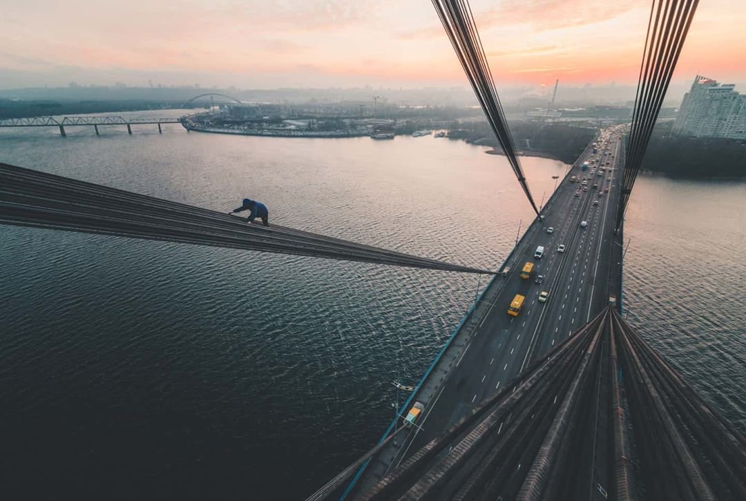 Еще один необычный ракурс со столичным мостом. Фото - @marmeladdov