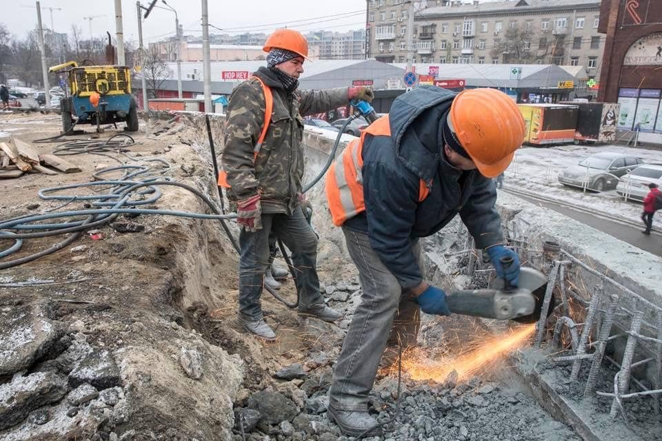 Также идет обустройство тротуаров и опор под фонари Также идет обустройство тротуаров и опор под фонари