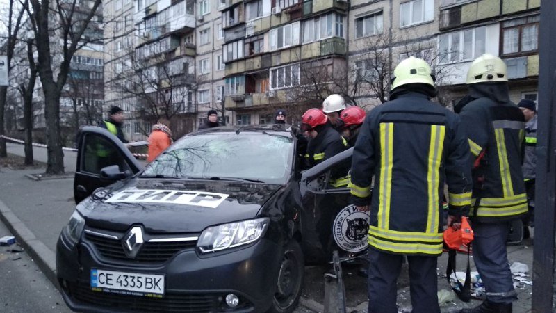 На бульваре Перова, 25 Renault Logan влетел в остановку с людьми