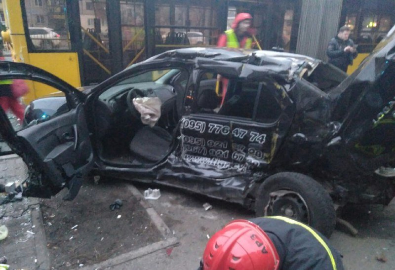 Также сильно разбито авто